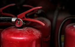 Agent de sécurité incendie pour contrôler un système d'alarme