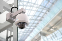 Opérateur vidéosurveillance pour surveiller un immeuble la nuit
