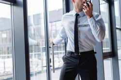 Ronde de sécurité sur un chantier par un agent